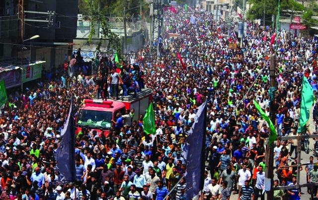 الصورة : عشرات الآلاف يشيعون قادة القسام في غزة      رويترز