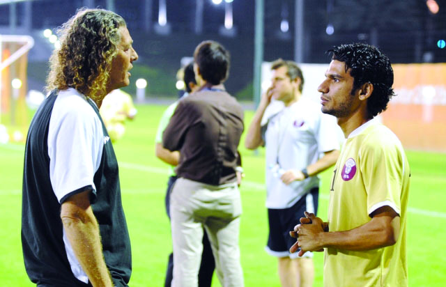 الصورة : حسين ياسر المحمدي بقميص المنتخب مع المدرب الراحل برونو ميتسو         البيان