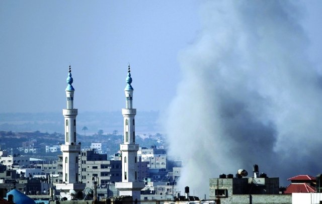 الصورة : سحابة من الدخان ترتفع في سماء غزة إثر القصف الإسرائيلي     رويترز