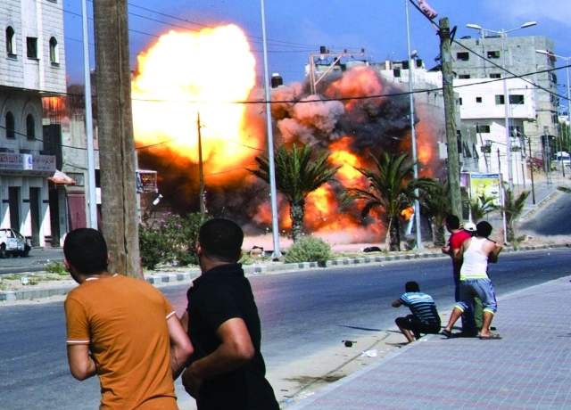 الصورة : لحظة سقوط صاروخ من طائرات الاحتلال  على أحد المنازل في قطاع غزة      أ.ف.ب
