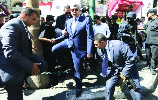 الصورة : وزير الداخلية محمد إبراهيم في جولة تفقدية وسط القاهرة 	رويترز