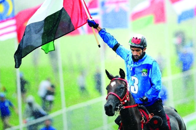 الصورة : حمدان بن محمد يرفع علم الإمارات احتفالاً بالفوزالبيان
