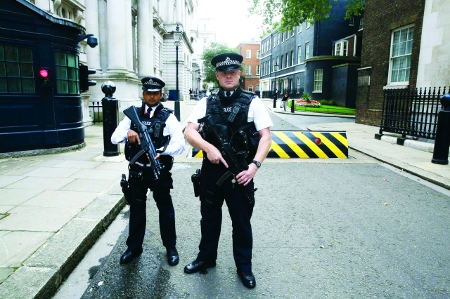 الصورة : عنصران من الشرطة البريطانية في أحد شوارع لندن بعد رفع درجة التهديد الإرهابي      رويترز