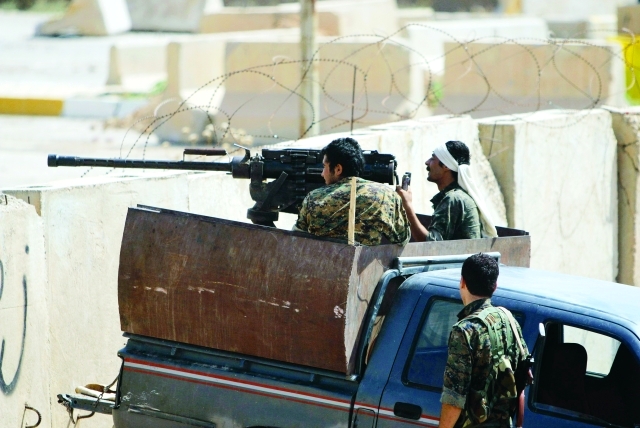 الصورة : مقاتلون أكراد سوريون على خط الجبهة ضد داعش قرب الموصل      رويترز