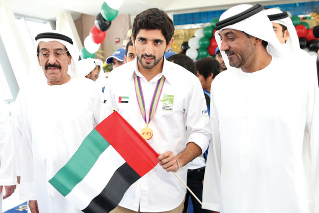 الصورة : .. وسموه يحمل علم الإمارات في حضور أحمد بن سعيد ومحمد النابودة