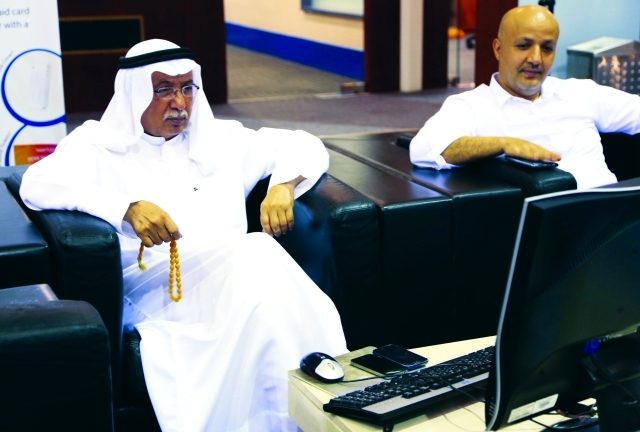 الصورة : متعاملان يترقبان حركة الأسهم في مستهل جلسة أمس بسوق دبي