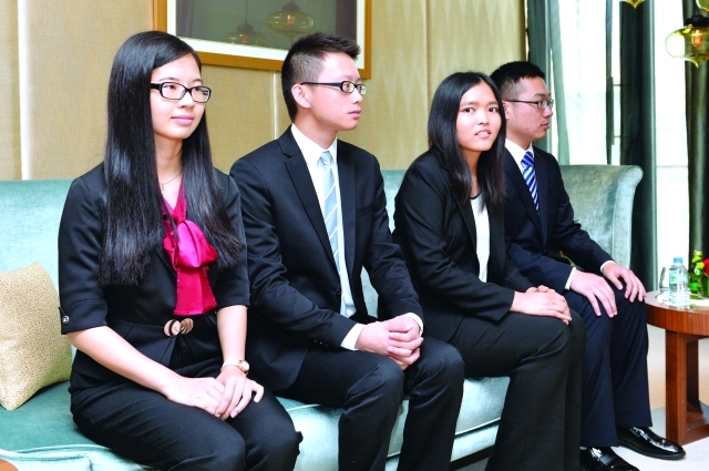 الصورة : الطلبة الصينيون خلال اللقاء