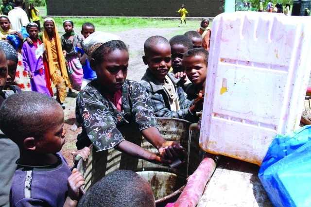 الصورة : أثناء تعليم الاطفال نظافة اليدين من المصدر