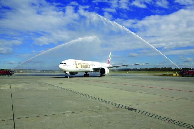 الصورة : رشاشات المياه التقليدية ترحب برحلة طيران الإمارات الافتتاحية في  أوسلو		من المصدر