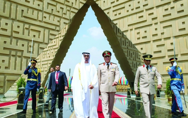 الصورة : سموه لدى زيارته النصب التذكاري يرافقه قائد المنطقة المركزية العسكرية