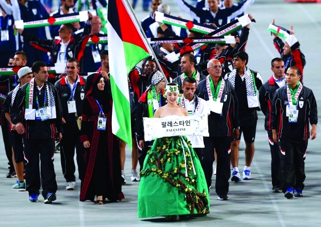 الصورة : الوفد الفلسطيني في طابور الافتتاح