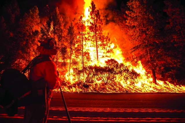 الصورة : رجل إطفاء يراقب الحرائق التي اشتعلت على طول الطريق السريع في ولاية كاليفورنيا الأميركية   رويترز