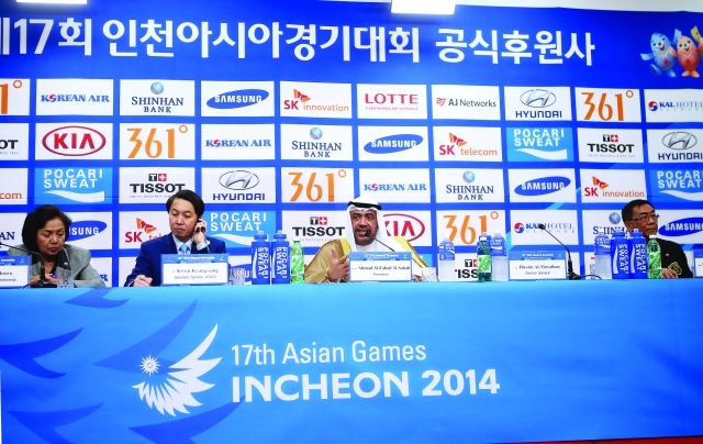 الصورة : أحمد الفهد رئيس المجلس الأولمبي الآسيوي  يتحدث في المؤتمر الصحافي