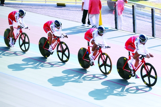 الصورة : فريق الدراجات الإماراتي خلال مشاركته في سباق 4000 متر رجال