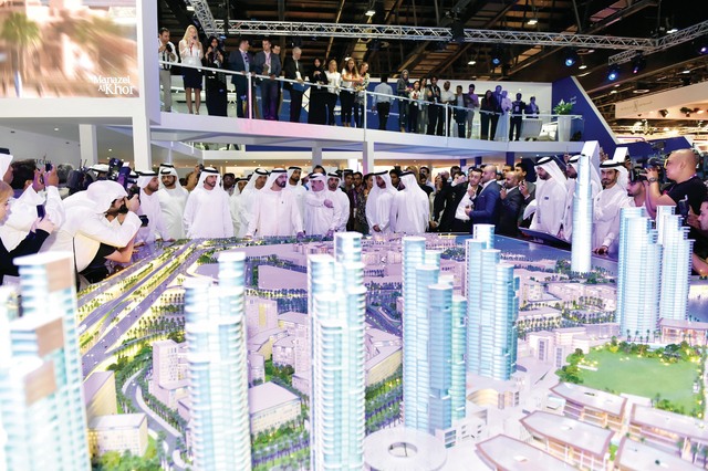 الصورة : محمد بن راشد وحمدان ومكتوم بن محمد خلال زيارة جناح دبي للعقارات