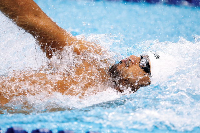 الصورة : محمد الغافري خلال سباق 50 متراً سباحة     البيان