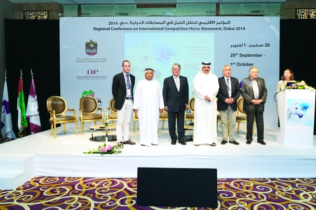 الصورة : خالد بن عبد الله آل خليفة مع بعض  المشاركين في ختام المؤتمر البيان