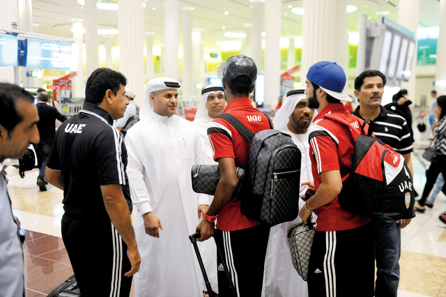 الصورة : بعثة المنتخب لدى وصولها مطار دبي
