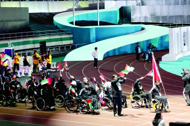 الصورة : وفد الإمارات خلال دخوله الملعب الأولمبي في الافتتاح  تصوير جابر عابدين