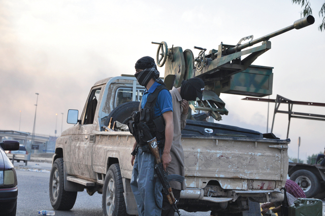 الصورة : مقاتل من تنظيم داعش عند نقطة تفتيشرويترز