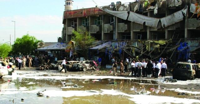 الصورة : عراقيون يتفقدون موقع تفجير في العاصمة بغداد	 رويترز