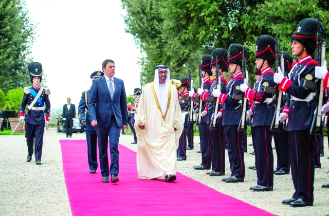 الصورة : محمد بن زايد يستعرض حرس الشرف يرافقه رئيس وزراء إيطالياوام