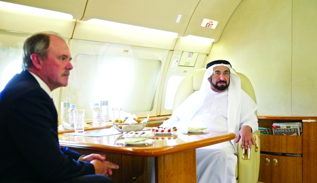 الصورة : سلطان القاسمي مع مسؤول شركة هالكرو العالمية على متن الطائرة