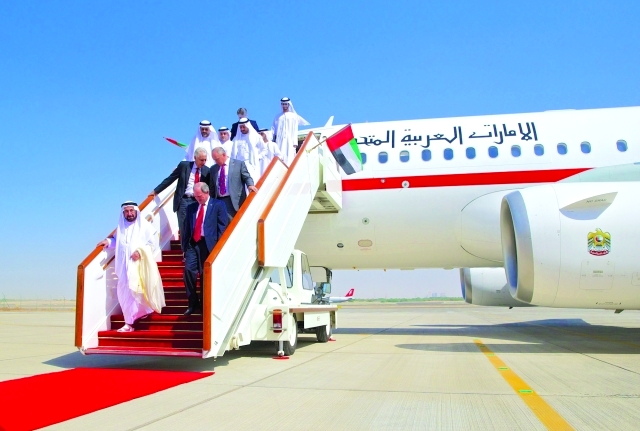 الصورة : حاكم الشارقة ومرافقوه بعد هبوط الطائرة على المدرج الجديد  	 من المصدر