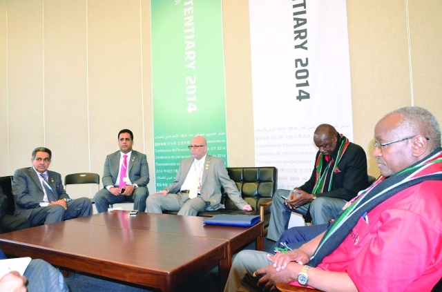 الصورة : محمد ناصر الغانم وعبيد سالم الزعابي أثناء الاجتماع مع وزير الاتصالات الكيني - وام