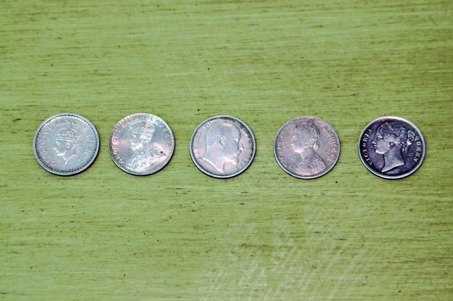 الصورة : بعض العملات المتداولة في المنطقة قديماً حسب تسلسلها	تصوير: محمد الزرعوني