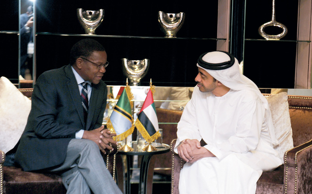 الصورة : سموه يلتقي مع وزير خارجية تنزانيا