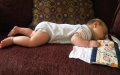 الصورة: الصورة: النوم على الأريكة يمكن أن يقتل طفلك