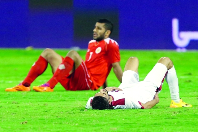 الصورة : الحسرة تبدو على لاعبي الأحمر بعد انتهاء المباراةالبيان
