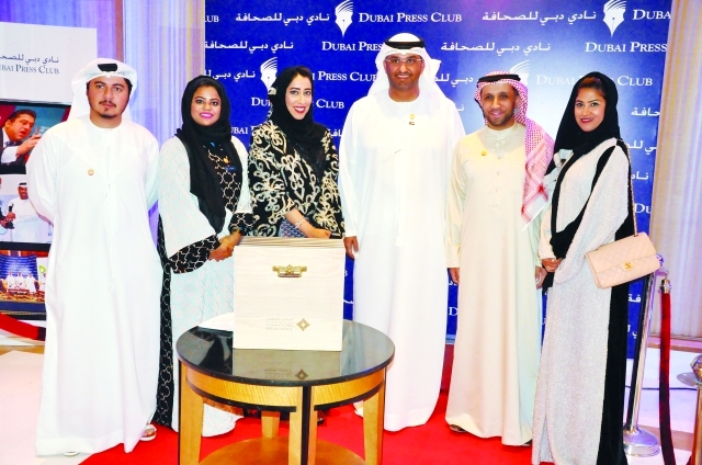 الصورة : لقطة جماعية تضم  سلطان الجابر ومنى المري وفريق المكتب الإعلامي لحكومة دبي
