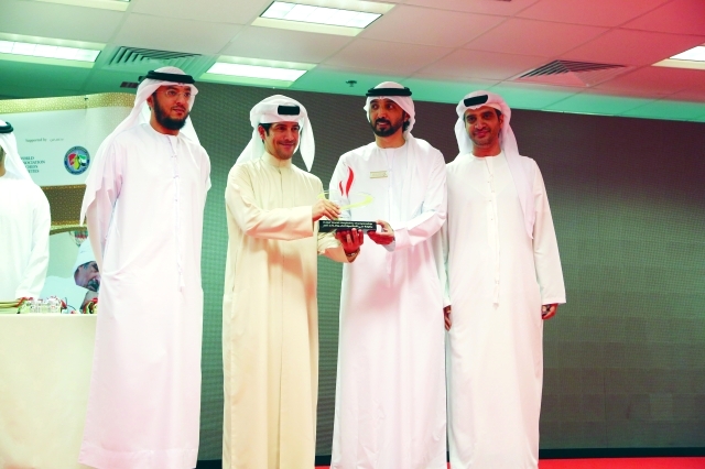 الصورة : أحمد المنصوري يتسلم تكريم «دبي للإعلام» من بن حارب وأحمد شريف