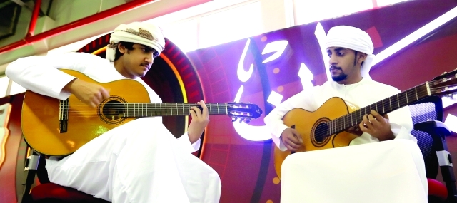 الصورة : أحمد إبراهيم  وعلي عبد الرحمن  خلال جلسة  موسيقية	تصوير- عبدالله المطروشي