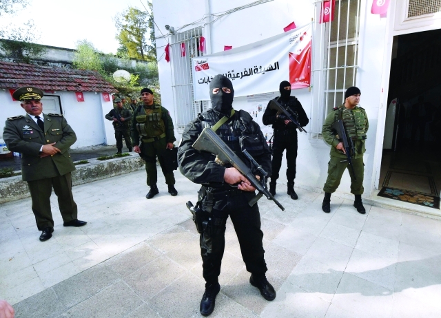 الصورة : الشرطة التونسية تنتشر أمام أحد مراكز الاقتراع في مدينة باجة