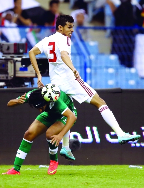 الصورة : وليد عباس مدافع منتخبنا وصراع على الكرة مع أحد لاعبي العراق