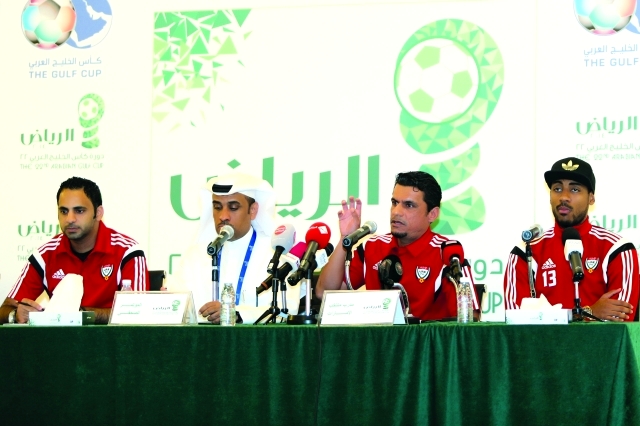 الصورة : العبدولي يتحدث إلى الإعلاميين بحضور اللاعب خميس إسماعيل والمنسق الإعلامي سالم النقبي