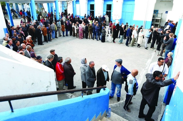 الصورة : مقترعون ينتظرون دورهم للتصويت في انتخابات الرئاسة بالعاصمة تونس -    أ.ف.ب