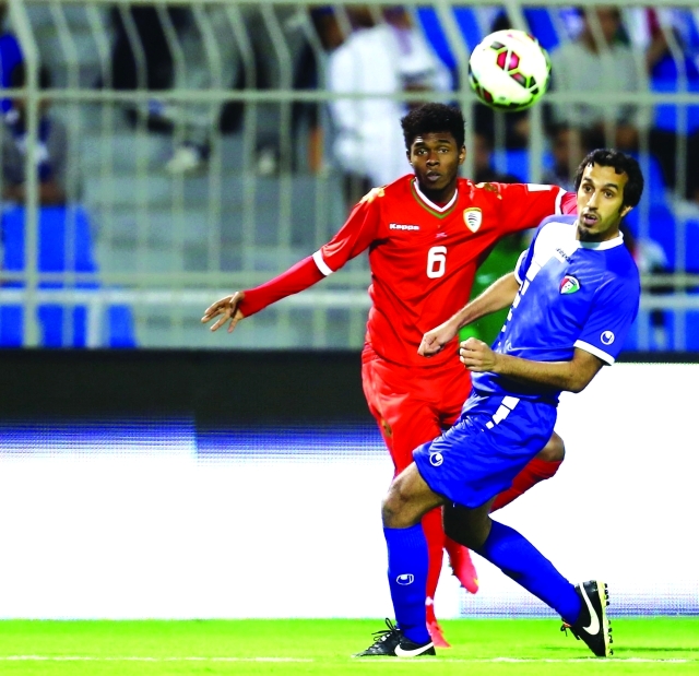 الصورة : المنتخب الكويتي اهتزت عروضه وخسر بالخمسة أمام عمان	-البيان