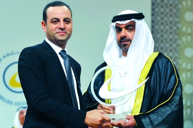 الصورة : سموه يسلم جائزة خليفة للامتياز لممثل احدى المؤسسات