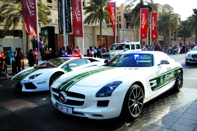 الصورة : حضور قوي لسيارات شرطة دبي  الفارهة  - من المصدر