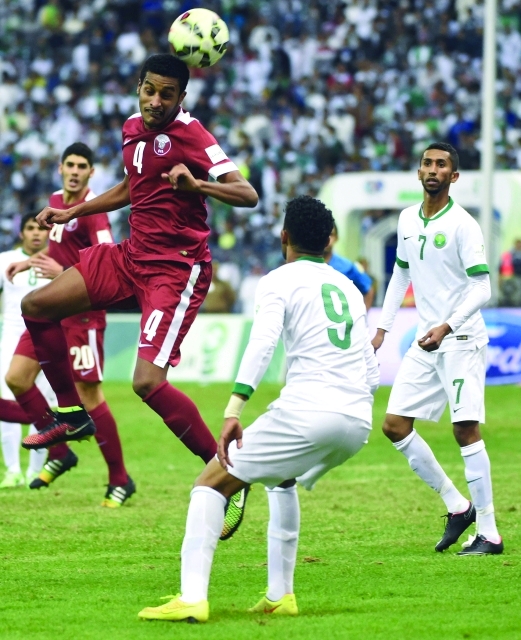 الصورة : Qatar's Al-Mahdi Mukhtar (L, #4) heads the ball to score his side's first goal during the final of the 22nd Gulf Cup football match against Saudi Arabia at the King Fahad stadium in Riyadh, on November 26, 2014. AFP PHOTO/ FAYEZ NURELDINE