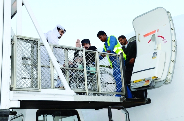 الصورة : خلال نقل المرضى على متن الطائرة الإماراتية