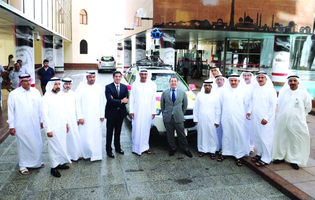 الصورة : حسين لوتاه يتوسط فريقي بلدية دبي وغوغل خلال إطلاق الخدمة