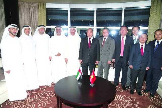 الصورة : المنصوري ونغوين سوان فوك ومسؤولو الدولة والوفد الزائر خلال اللقاء في دبي -   البيان