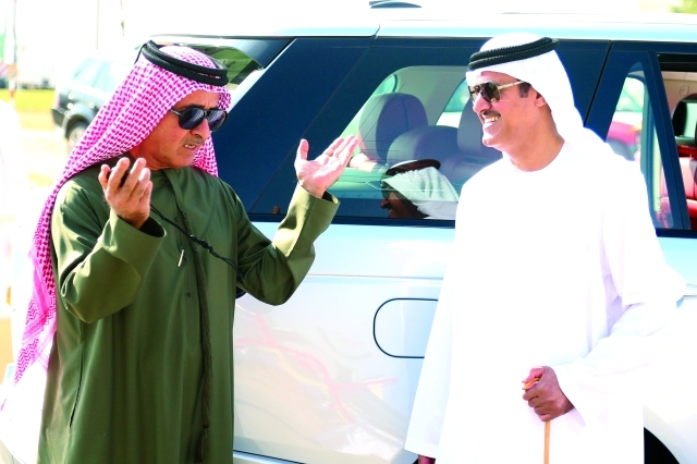 الصورة : المر  مكتوم آل مكتوم وسلطان بن حمدان آل نهيان  في حديث حول السباق