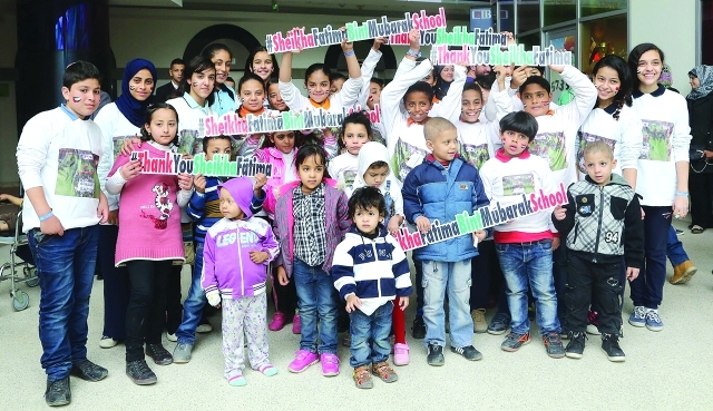 الصورة : طلبة مدرسة الشيخة فاطمة وأطفال المستشفى يشكرون «أم الإمارات»  ــ  من المصدر