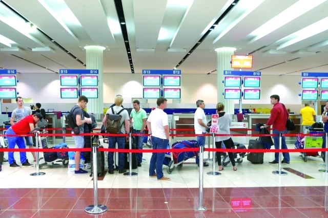 الصورة : حركة الركاب المغادرين من مطار دبي الدولي المبنى رقم 3,,دبي,ديسمبر,19,2014, - صوير عماد علاءالدين